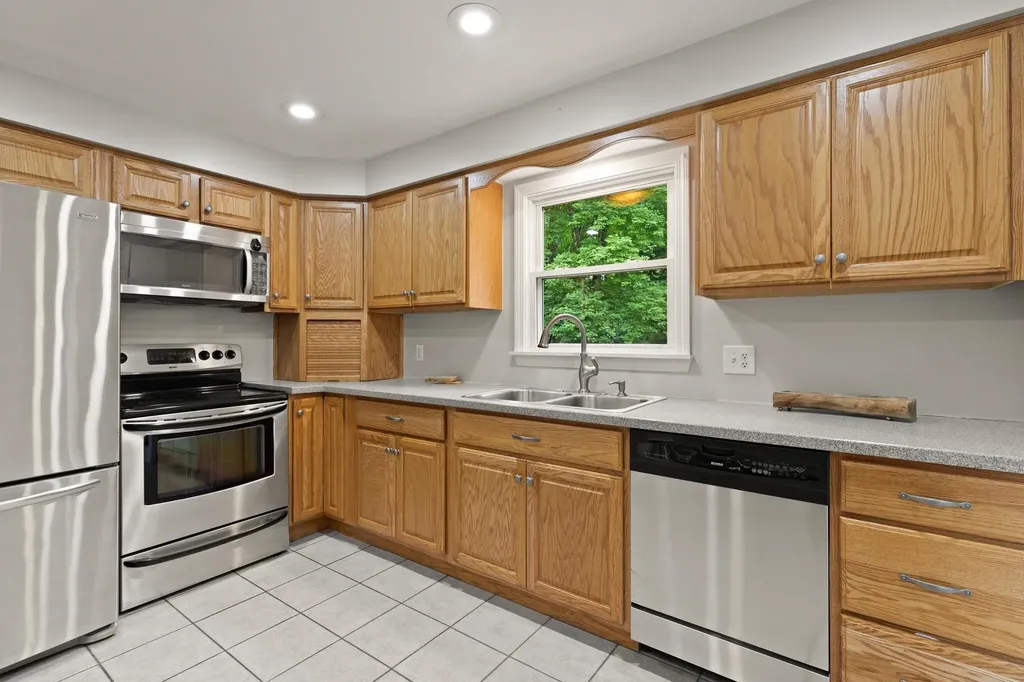 17 Nakomo Drive Litchfield NH 03052-2418