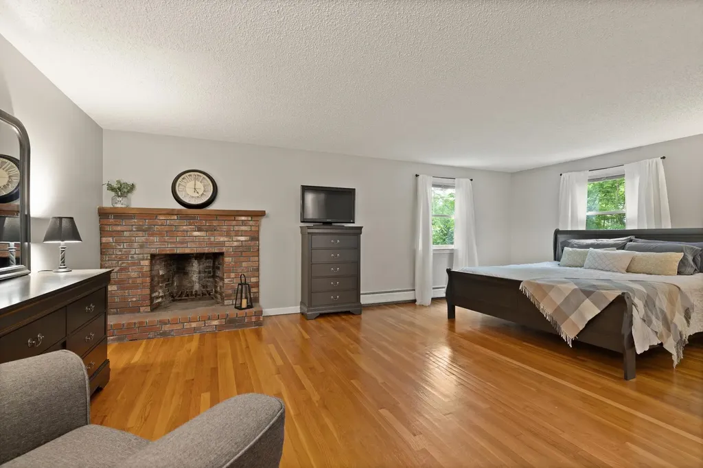 17 Nakomo Drive Litchfield NH 03052-2418