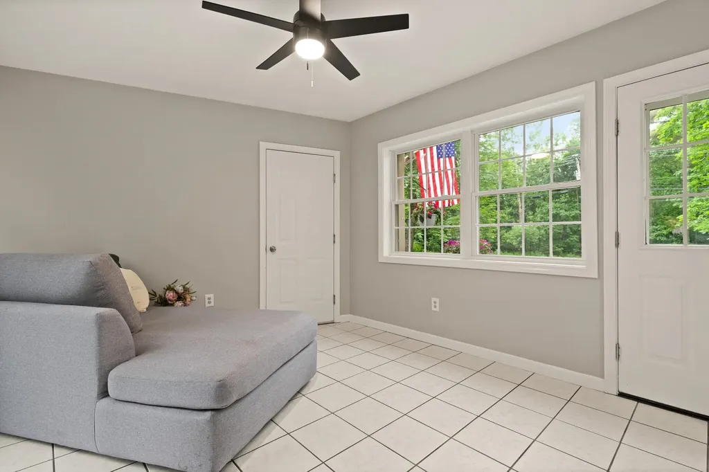 17 Nakomo Drive Litchfield NH 03052-2418