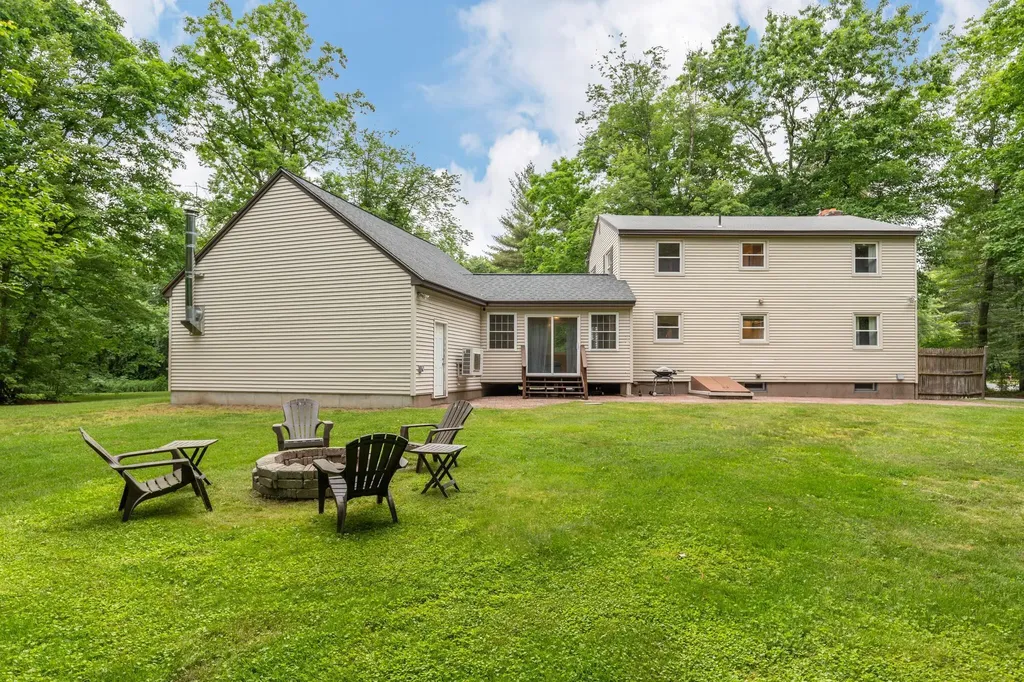 17 Nakomo Drive Litchfield NH 03052-2418