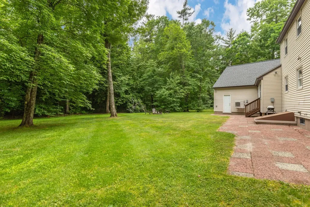17 Nakomo Drive Litchfield NH 03052-2418