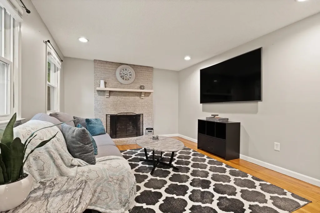 17 Nakomo Drive Litchfield NH 03052-2418
