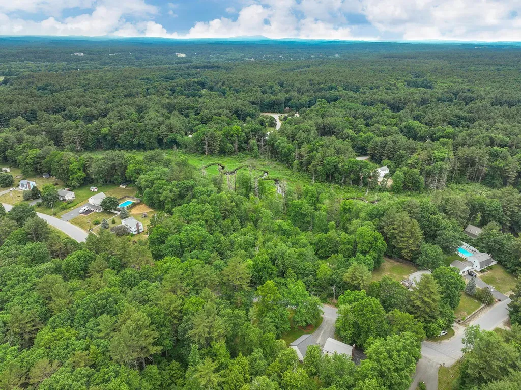 17 Nakomo Drive Litchfield NH 03052-2418