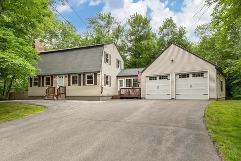 17 Nakomo Drive Litchfield NH 03052-2418