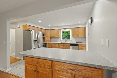 17 Nakomo Drive Litchfield NH 03052-2418
