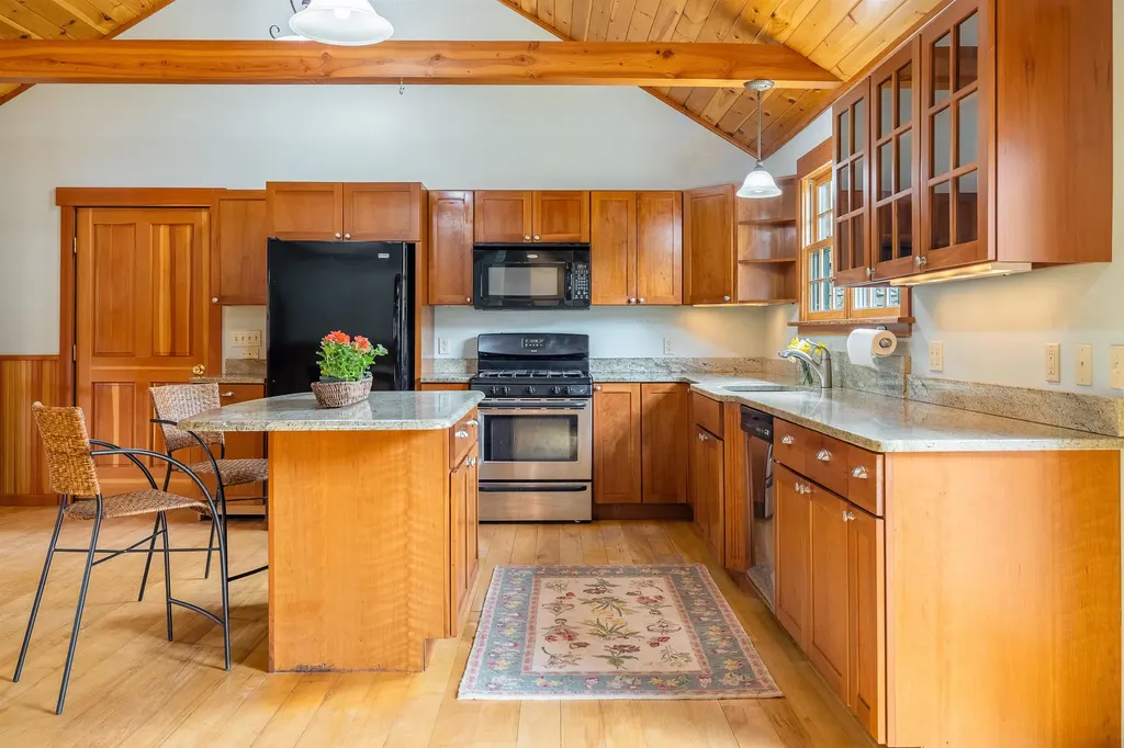 49 Vt Route 12 Pomfret VT 05053