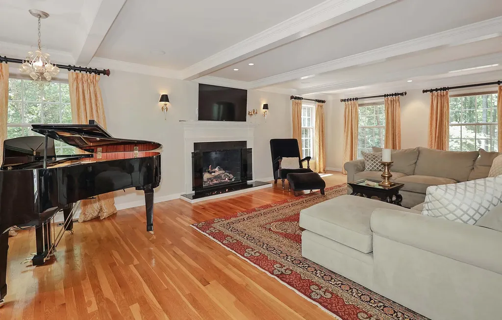 33 Buttonwood Road Bedford NH 03110