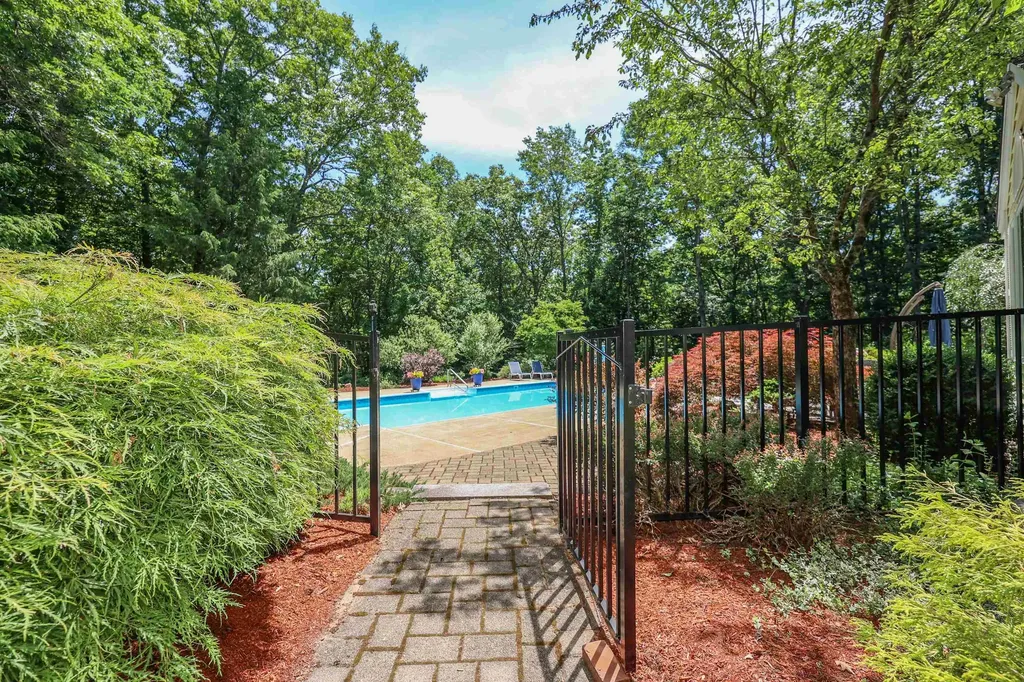 33 Buttonwood Road Bedford NH 03110