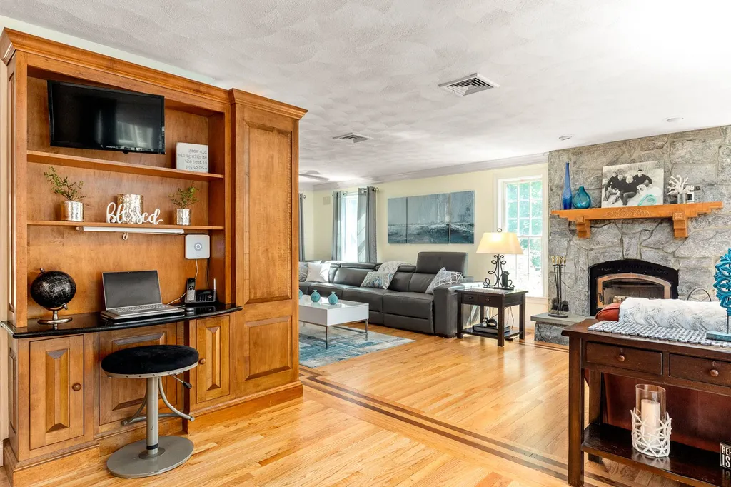 2 Palmer Drive Kensington NH 03833