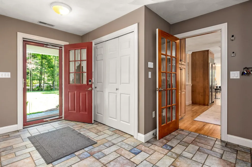 2 Palmer Drive Kensington NH 03833