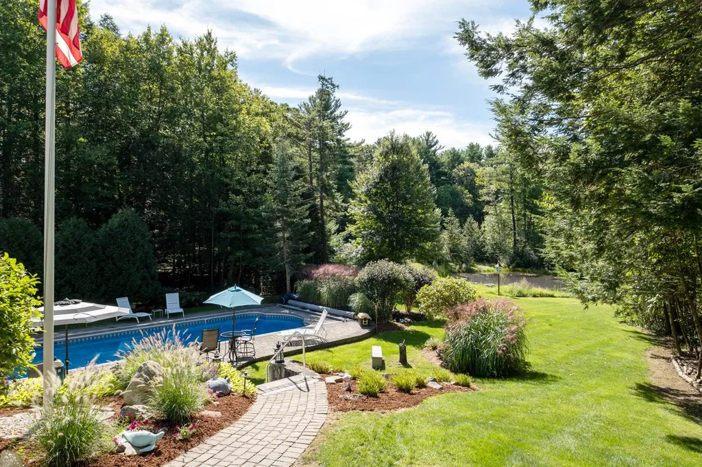 2 Palmer Drive Kensington NH 03833