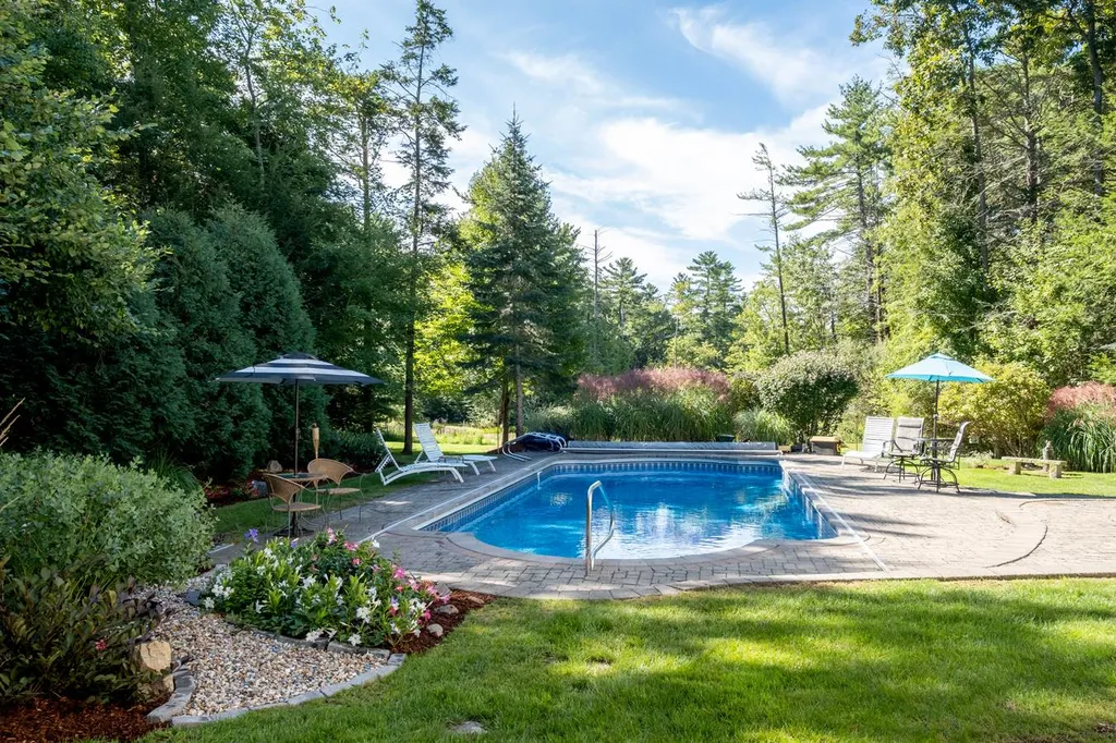2 Palmer Drive Kensington NH 03833