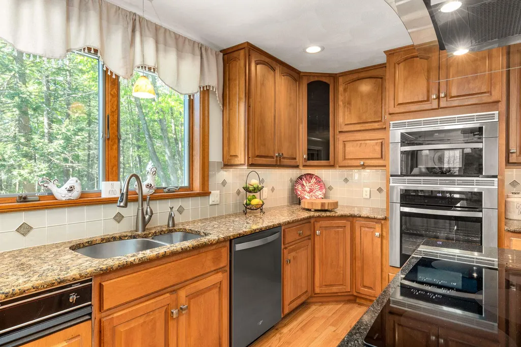 2 Palmer Drive Kensington NH 03833