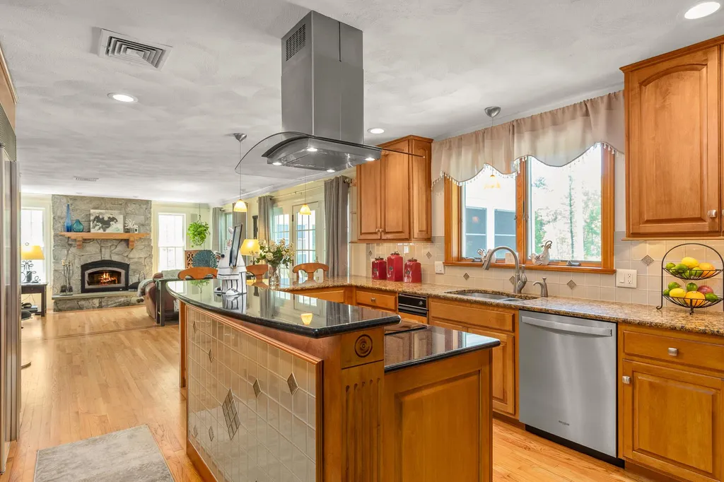 2 Palmer Drive Kensington NH 03833