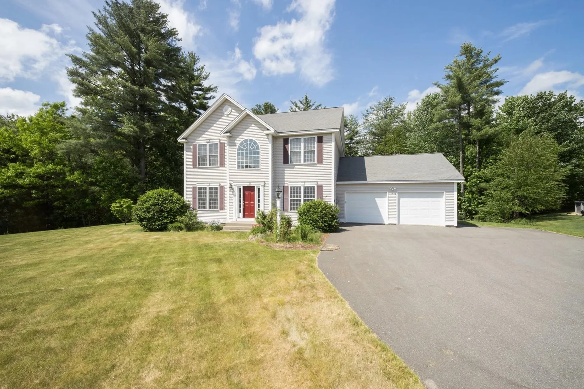 12 August Circle Goffstown NH 03045