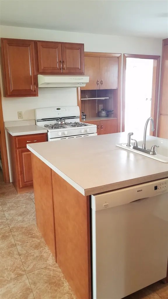 32 Crown Street Nashua NH 03060