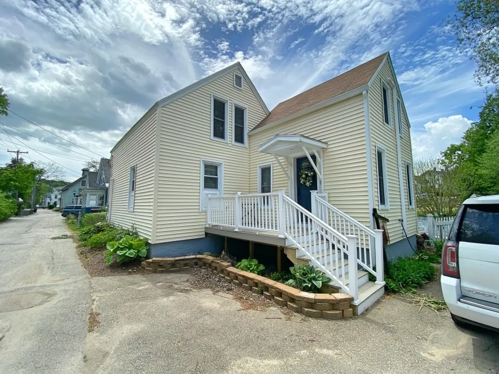 24 Riverside Court Laconia NH 03246
