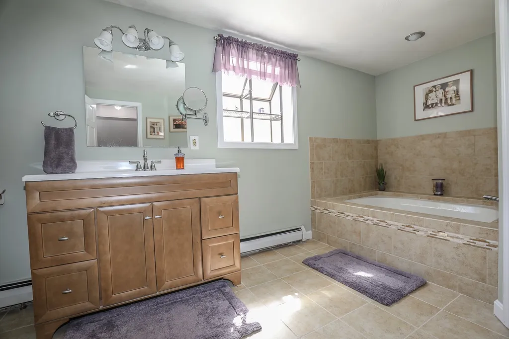 23 Windsor Boulevard Londonderry NH 03053