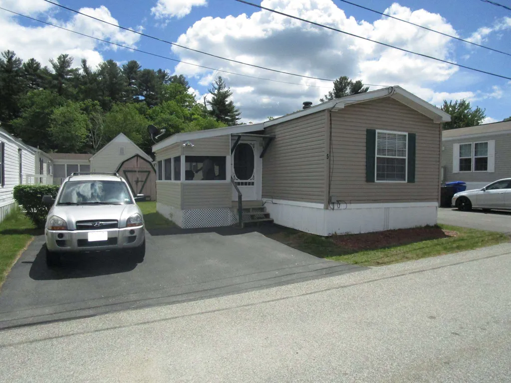 5 Village Lane Hudson NH 03051