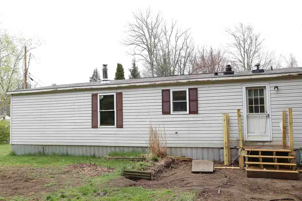 24 Agent Road Raymond NH 03077