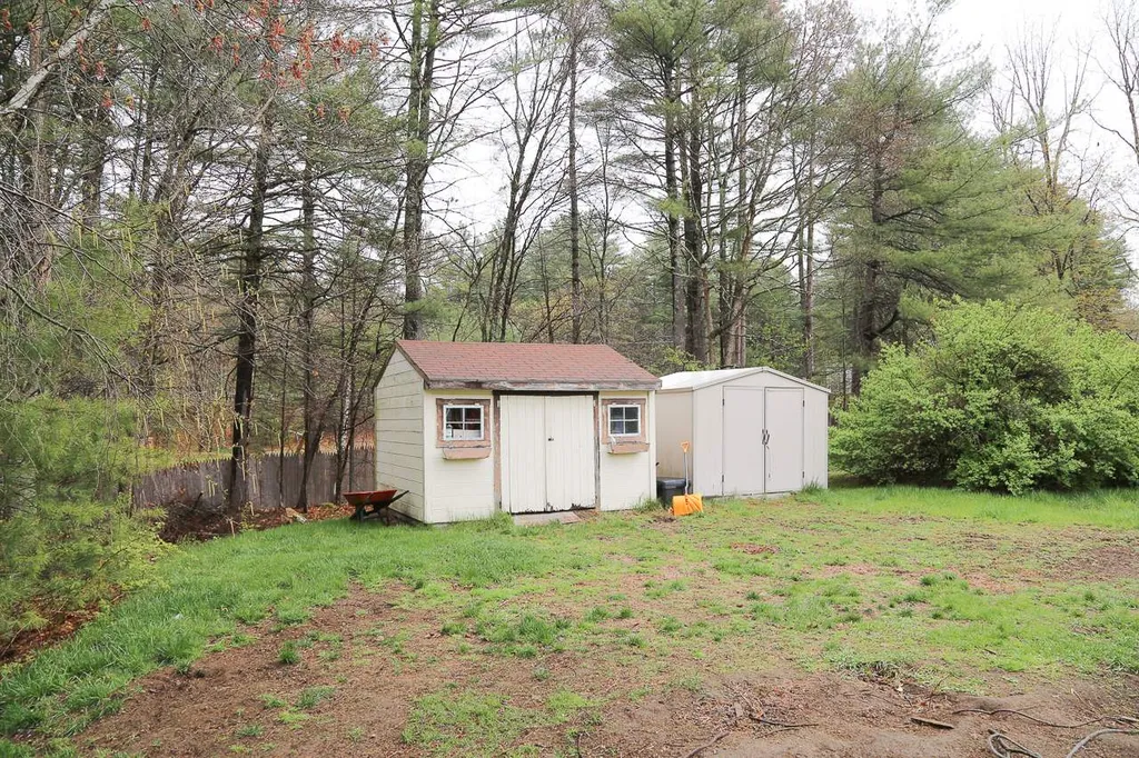 24 Agent Road Raymond NH 03077
