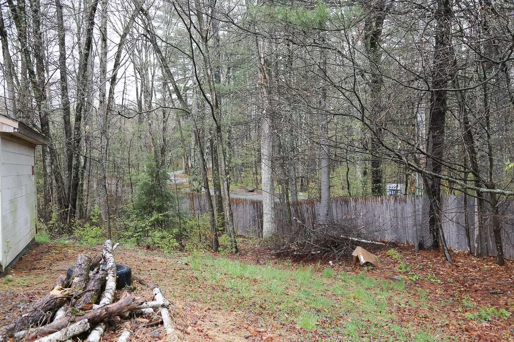 24 Agent Road Raymond NH 03077