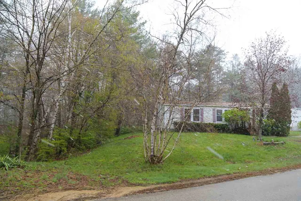 24 Agent Road Raymond NH 03077