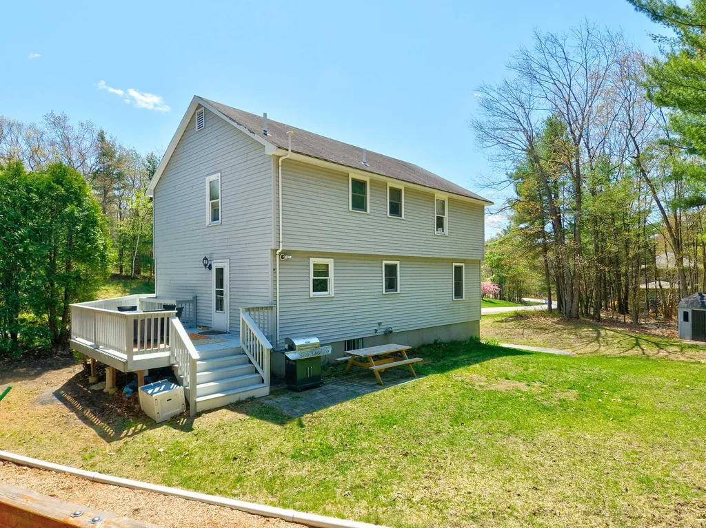 15 Wimbledon Drive Londonderry NH 03053