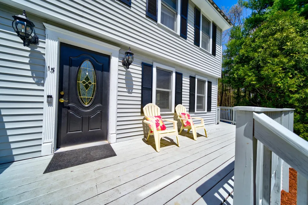 15 Wimbledon Drive Londonderry NH 03053