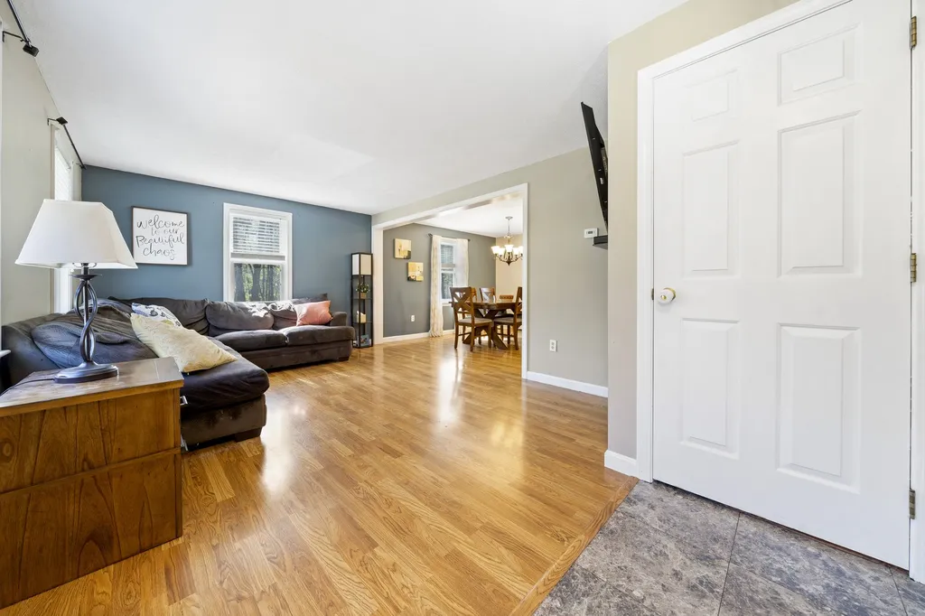 15 Wimbledon Drive Londonderry NH 03053