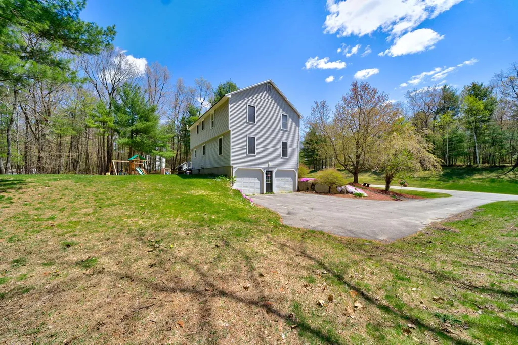 15 Wimbledon Drive Londonderry NH 03053