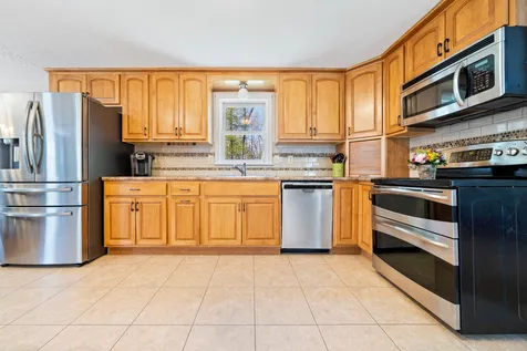 15 Wimbledon Drive Londonderry NH 03053