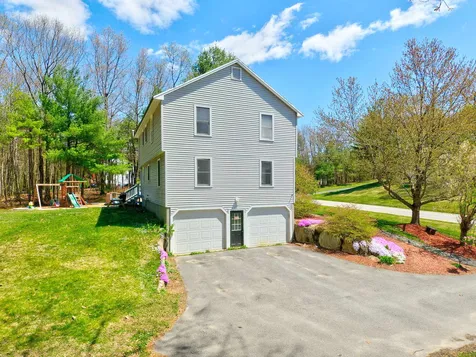 15 Wimbledon Drive Londonderry NH 03053