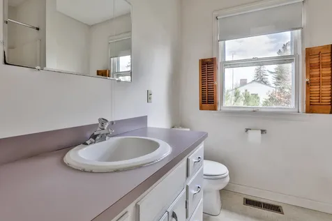 25 Pressey Court New London NH 03257