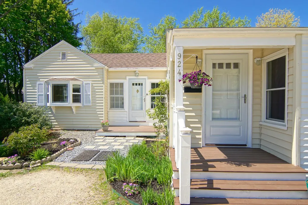 924 Woodbury Avenue Portsmouth NH 03801