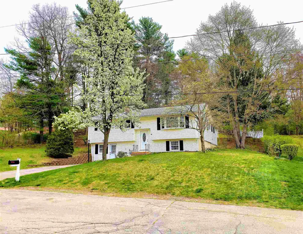 4 Greenock Lane Nashua NH 03062