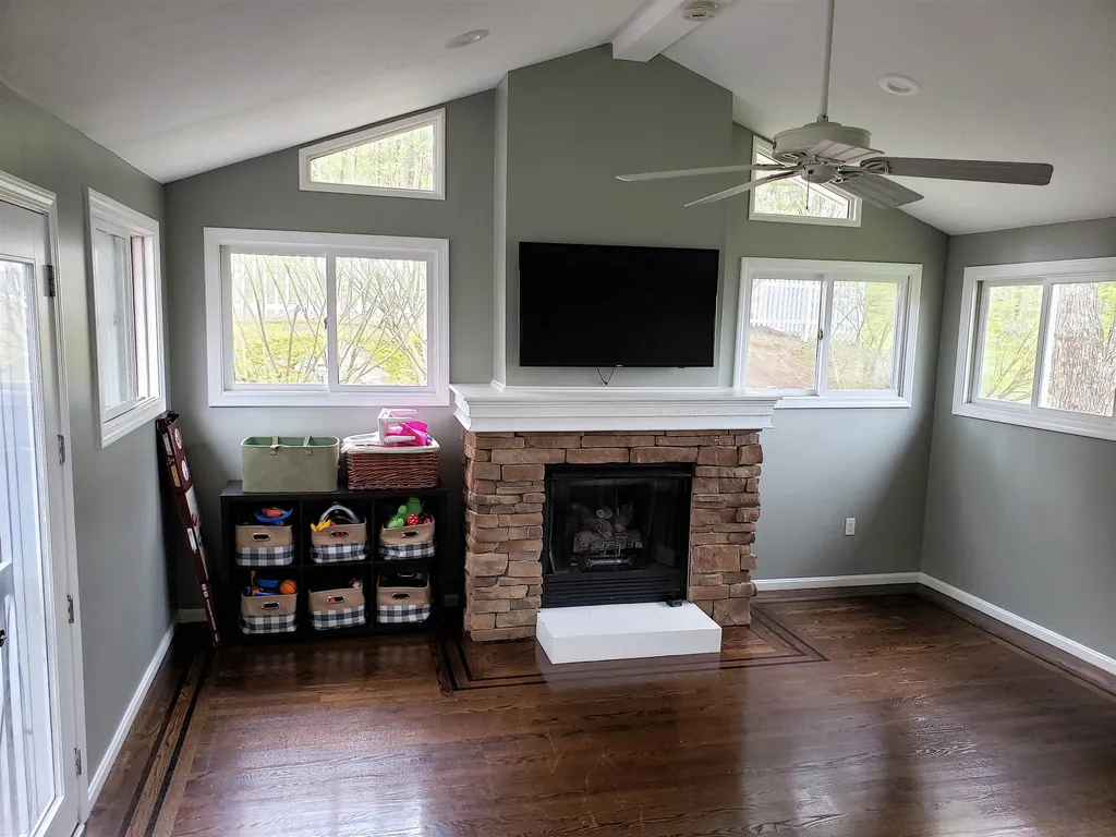 4 Greenock Lane Nashua NH 03062