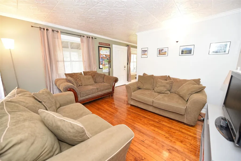 9 Hemenway Road Tamworth NH 03886