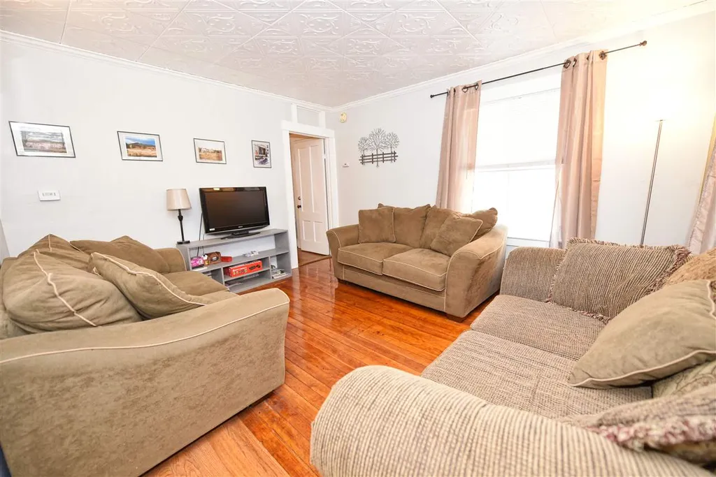 9 Hemenway Road Tamworth NH 03886