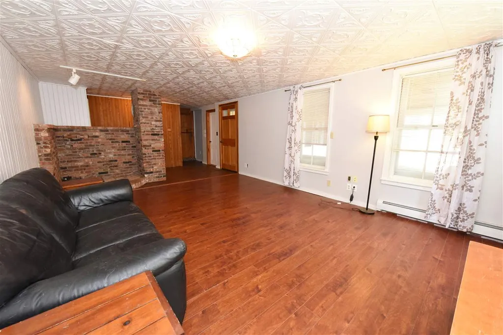 9 Hemenway Road Tamworth NH 03886