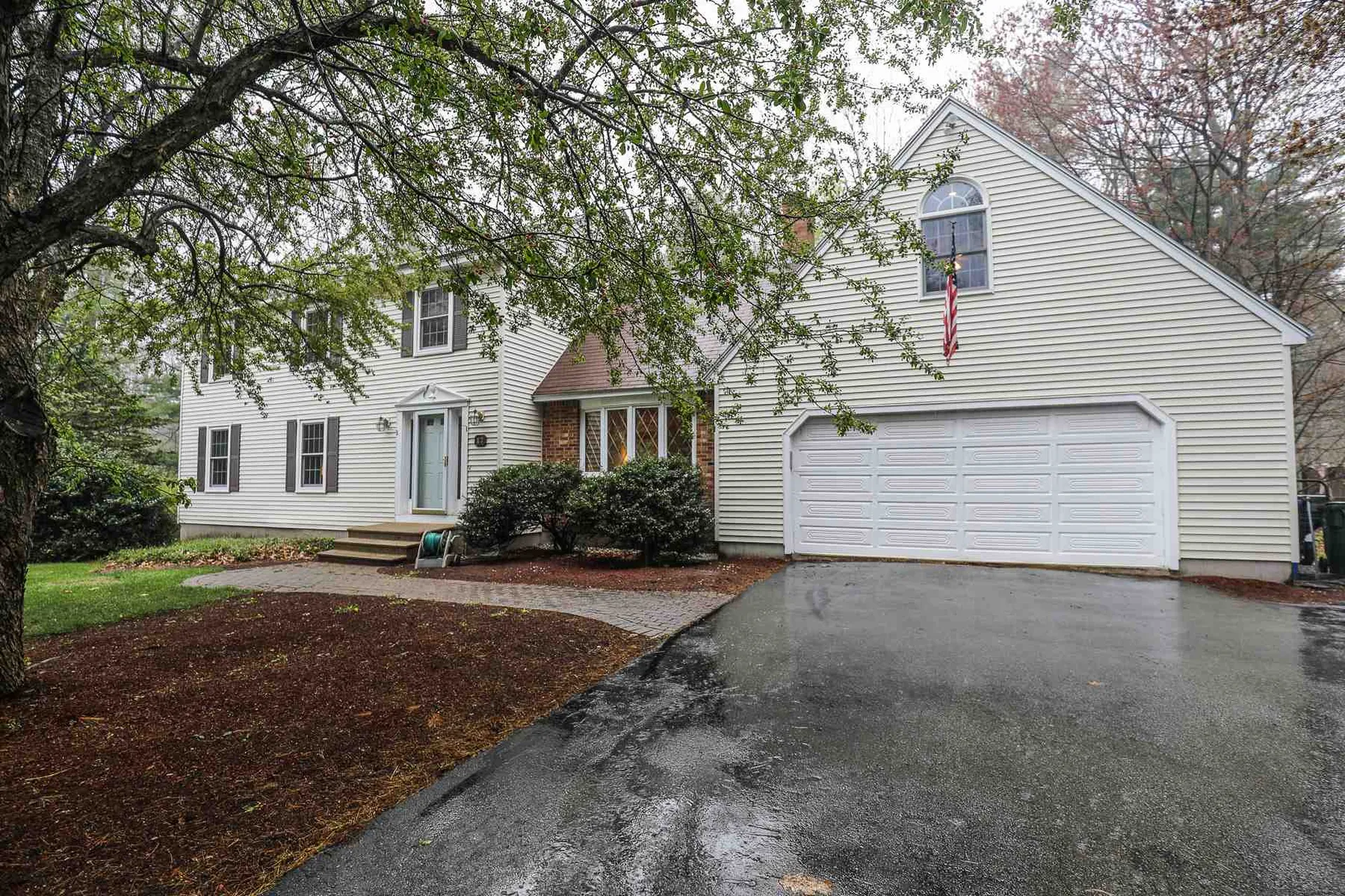 17 King Henry Drive Londonderry NH 03053