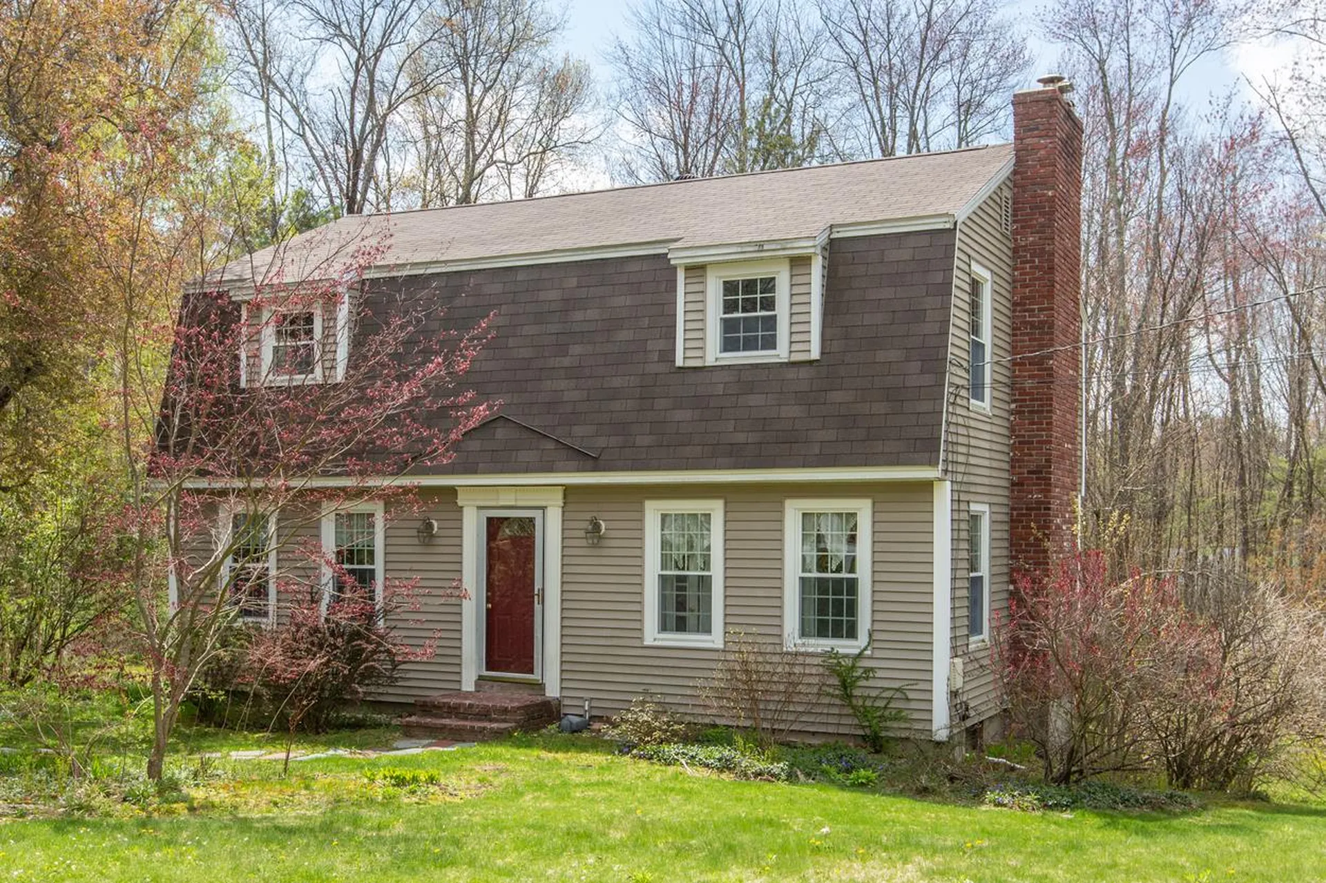 19 Devonshire Lane Londonderry NH 03053