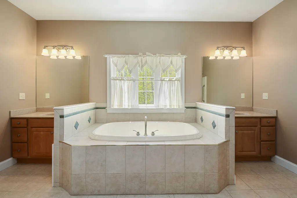 72 South Road Deerfield NH 03037