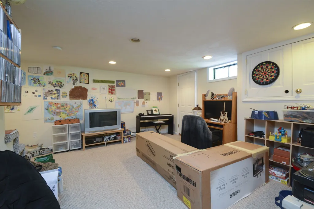 11 Kim Avenue Londonderry NH 03053