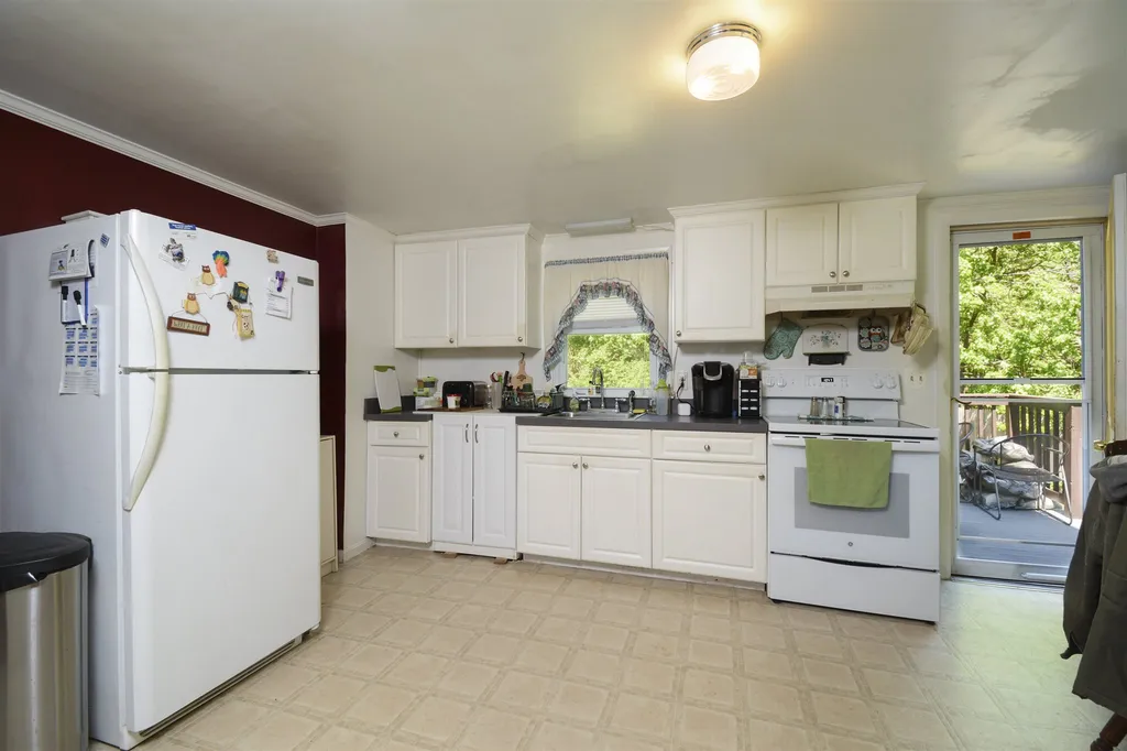 11 Kim Avenue Londonderry NH 03053