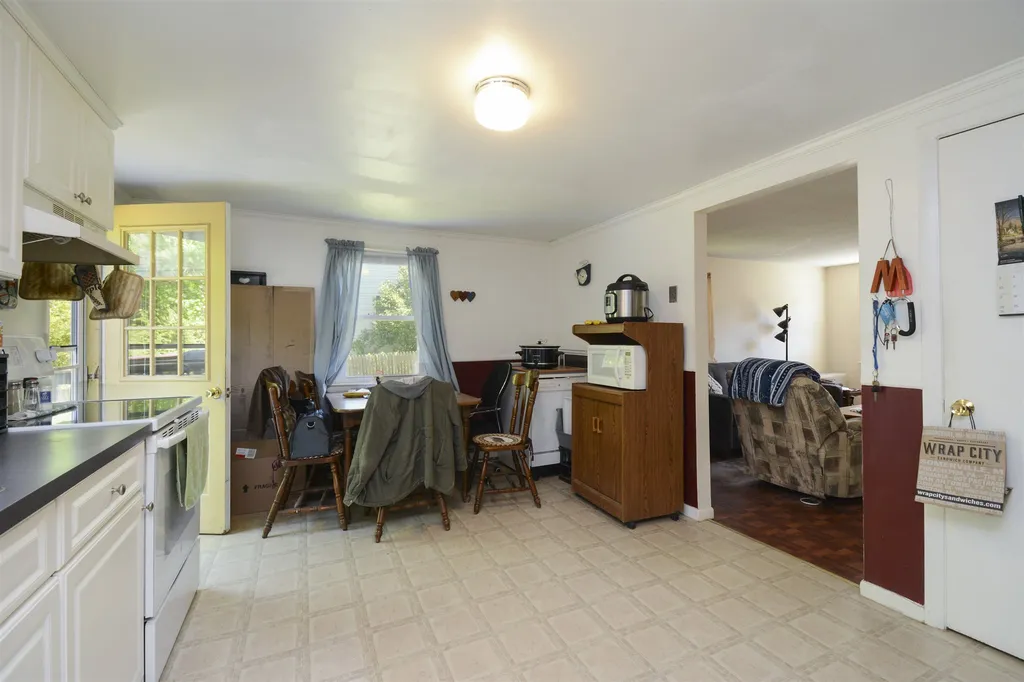 11 Kim Avenue Londonderry NH 03053