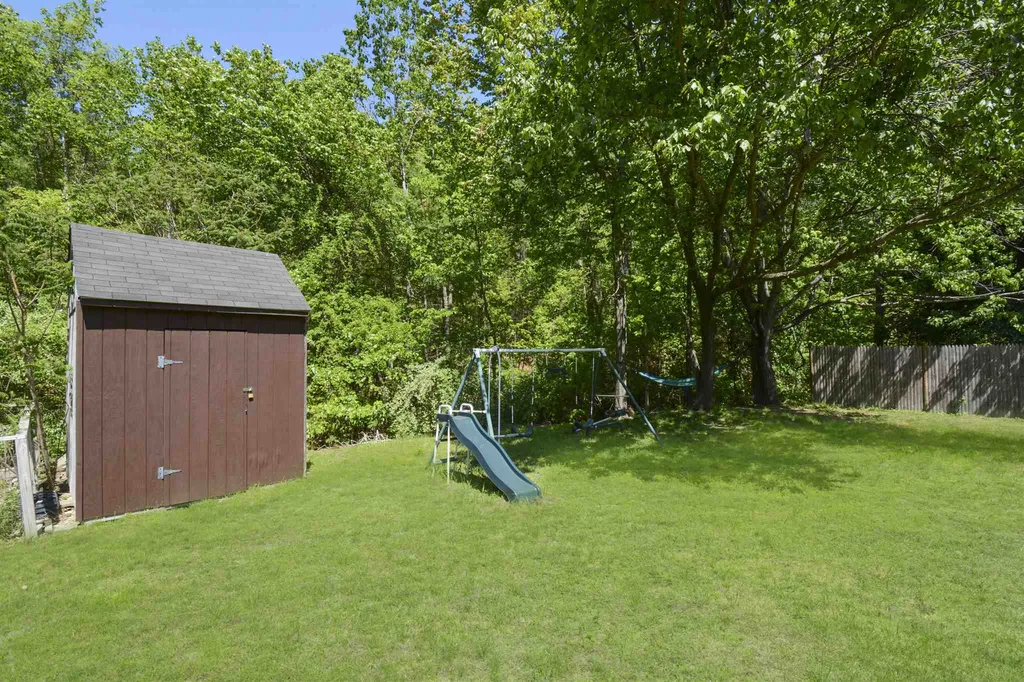 11 Kim Avenue Londonderry NH 03053