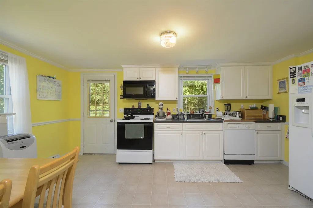 11 Kim Avenue Londonderry NH 03053