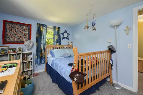 11 Kim Avenue Londonderry NH 03053