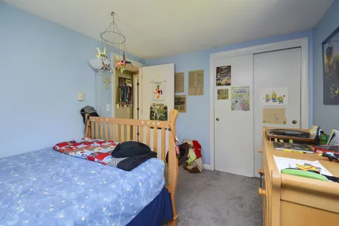 11 Kim Avenue Londonderry NH 03053